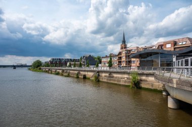 Boom, Antwerp Eyaleti, Belçika, 30 Haziran 2023 Scheldt nehrinin kıyısındaki köy ve kilise kulesi