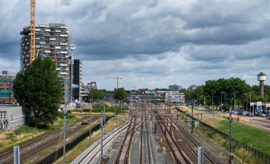 Rotterdam, Güney Hollanda, Hollanda, 3 Temmuz 2023 - Hollanda NS tren yolunun rayları