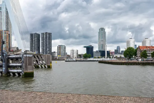 荷兰鹿特丹 南荷兰 2023年7月3日 Nieuwe Maas河商业区天际线上的雨云 — 图库照片