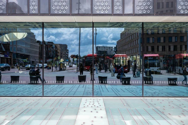 Delft Südholland Niederlande Juli 2023 Zeitgenössisches Spiegelbild Des Busbahnhofs — Stockfoto