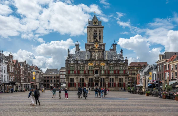 Delft, Güney Hollanda, Hollanda, 3 Temmuz 2023 - Tarihi binalar ve turistlerin bulunduğu eski pazar meydanı