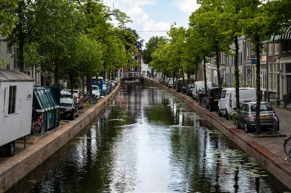 Делфт Південна Голландія Нідерланди Липня 2023 Типова Вулиця Відображаючими Будинками — стокове фото
