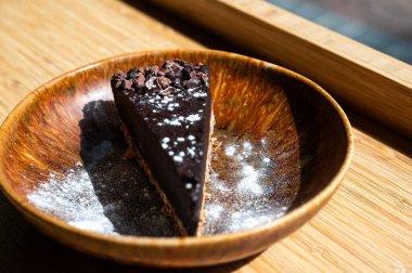 Utrecht, Hollanda 'da bir restoranda bir tabakta çikolatalı kek.