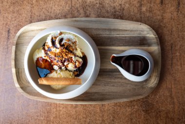 Büyük bir kase vanilyalı buz, çikolata soslu, kremalı, fındıklı ve kurabiyeli, Weert, Limburg, Hollanda