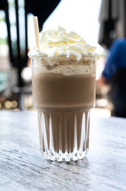 Kremalı buzlu kahve, terasta, Beringen, Belçika