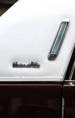Koekelberg, Brüksel Başkent Bölgesi, Belçika, 23 Eylül 2023 - Eski bir Cadillac 'ın beyaz naylon çatısının ayrıntıları