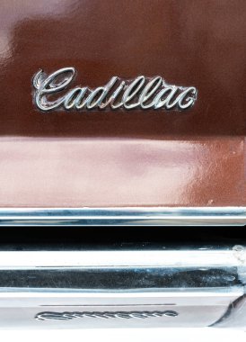 Koekelberg, Brüksel Başkent Bölgesi, Belçika, 23 Eylül 2023 - Kahverengi, parlak bir Cadillac De Ville arabasının ayrıntıları