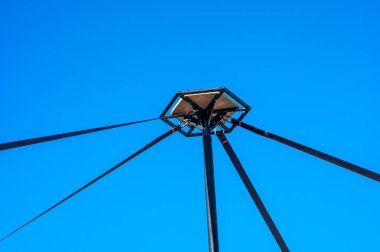 Brüksel şehir merkezi, Beglium, 24 Eylül 2023 - Mavi gökyüzü üzerinde köşegenleri olan bir sokak lambasının asılı yapısı