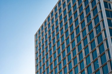 Brüksel şehir merkezi, Beglium, 24 Eylül 2023 - Çağdaş cephe ve ofis pencereleri