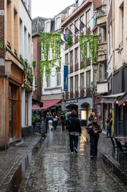 Brüksel Eski Kent, Belçika, 29 Eylül 2023 - Ortaçağ evleri ile ıslak ve dar sokaklar