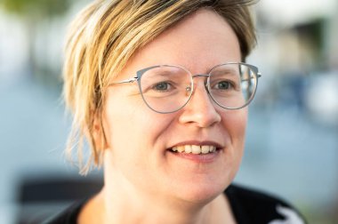 Konuşan beyaz bir kadının portresi, Brüksel, Belçika