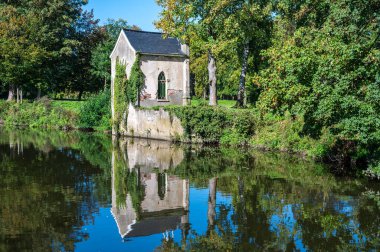 Dender, Geraardsbergen, Doğu Flaman Bölgesi, Belçika nehrinin suyuna yansıyan eski şapel.