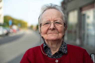 Tienen, Flanders, Belçika 'da 85' li yaşlarda emekli bir kadının vesikalığı.