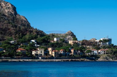 Sahildeki yeşil dağ yamacında tatil evleri, Isola delle Femmine, Sicilya, İtalya