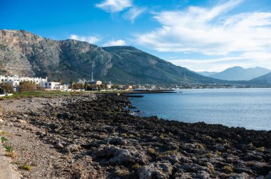Isola delle Femmine, Sicilya, İtalya 'nın körfez, köy ve dağlarına bakın.