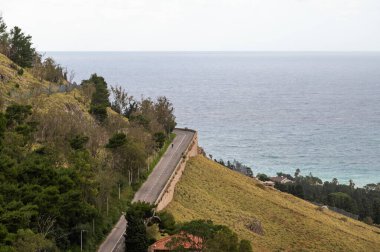 Palermo, Sicilya, İtalya kıyısındaki dağlardan geçen bir yol.