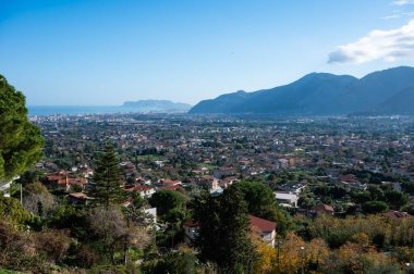 Tepelerin ardındaki panoramik manzara ve köy çevresindeki vadi Monreale, Sicilya, İtalya