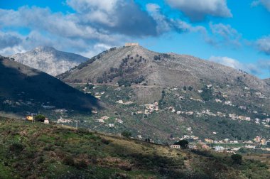 Cannizzaro-Favare, Sicilya, İtalya etrafındaki engebeli dağların panoramik manzarası.