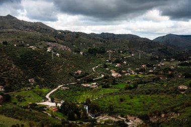 Contrada Rebuttone, Sicilya, İtalya çevresindeki dağlarda engebeli yeşil yamaçlar