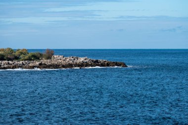 Capo Gallo, Sicilya, İtalya 'da mavi su ve engebeli kayalar