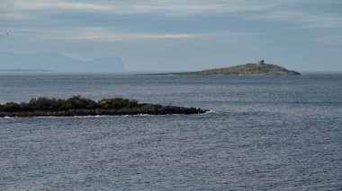 Küçük ada ve Isola delle Femmine 'in mavi denizi, Sicilya, İtalya