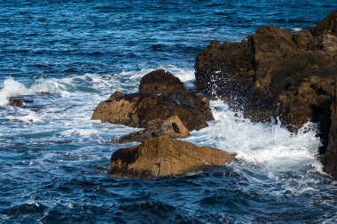 Sicilya, İtalya 'da Capo Gallo' da dalgalı kayalara vuran deniz.