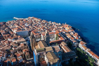 Körfezin yüksek açılı manzarası, mavi deniz ve Cefalu köyü, Sicilya, İtalya