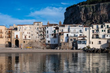 Cefalu, Sicilya, İtalya 'daki sahil ve körfezdeki eski evlere bakın.