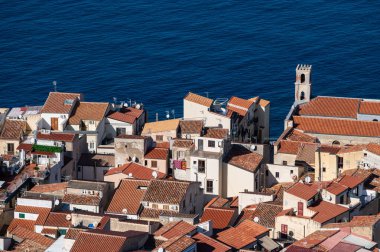 Cefalu, Sicilya, İtalya 'daki eski köy ve mavi deniz manzaralı.
