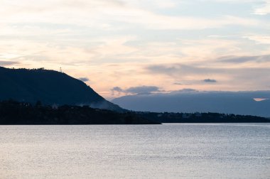 İtalya, Sicilya 'daki Cefalu köyünün deniz ve dağlarından gün batımına kadar.