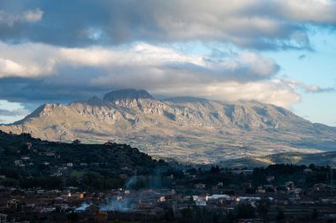 Palermo Dağı 'ndan uzak köy evleri, yeşil bir vadi ve Pellegrino Dağı, Gibilrossa, Sicilya, Palermo' nun yüksek açılı manzarası.