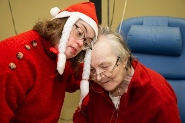 41 yaşındaki Down Sendromlu bir kadınla 85 yaşındaki annesinin Noel zamanı geçirdiği hassas aile anı, Tienen, Belçika