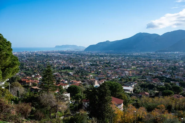 Tepelerin ardındaki panoramik manzara ve köy çevresindeki vadi Monreale, Sicilya, İtalya