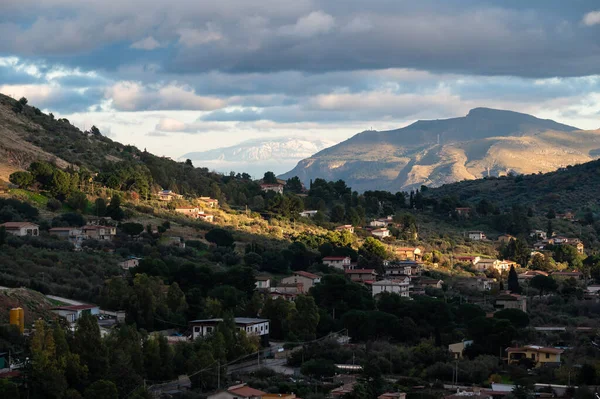 Gibilrossa, Sicilya, İtalya çevresindeki yeşil tepeler ve köylerin üzerindeki Monte di Palermo 'nun uzak manzara görüntüsü.