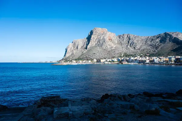 Mavi deniz manzarası ve Isola delle Femmine 'deki Capo Gallo manzarası, Sicilya, İtalya