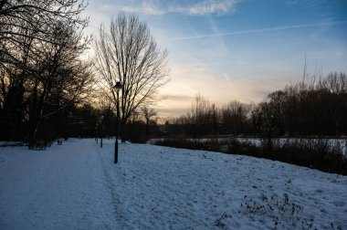 Çayırlarda yürüyüş yolu, karla kaplı.