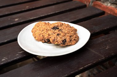 Kahverengi ahşap bir masada çikolatalı kurabiye, Brüksel, Belçika