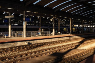 Katowice, Silezya, Polonya, 24 Mart 2024 - Katowice tren istasyonu platformları ve gün batımında raylar