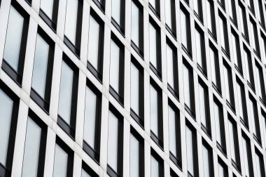Katowice, Silezya, Polonya, 24 Mart 2024 - Çağdaş cam ve çelik yapının soyut desenleri