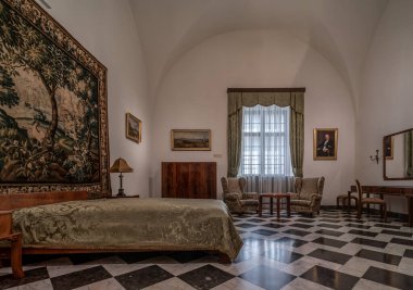 Krakow, Polonya, 23 Mart 2024 - Wawel Kalesi 'ndeki antika yatak odası