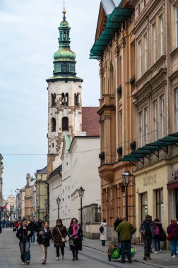 Krakow, Polonya, 23 Mart 2024 - Saint Andrew Krakow Kilisesi ve Meydanı