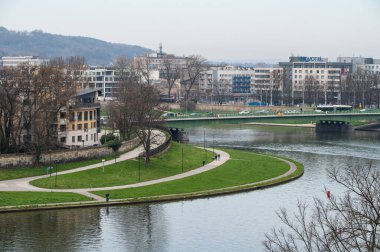 Krakow, Polonya, 23 Mart 2024 - Şehrin apartman blokları ve Wisla nehri üzerinde yüksek açı