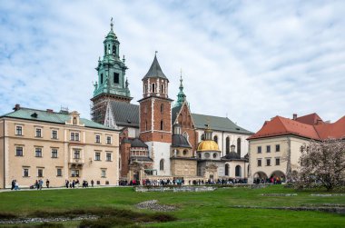 Krakow, Polonya, 23 Mart 2024 - Wawel kraliyet kalesinin iç sarayı ve bahçesi