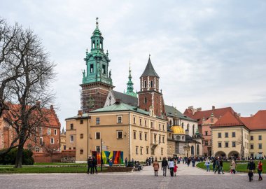 Krakow, Polonya, 23 Mart 2024 - Wawel Kalesi Anıtı Giriş ve Önü