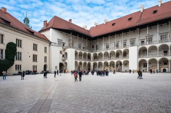 Krakow Polandia Maret 2024 Istana Dalam Dan Taman Kastil Kerajaan — Stok Foto