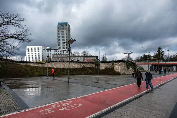 Krakow Polandia Maret 2024 Jalan Bersepeda Melintasi Bundaran Pejalan Kaki — Stok Foto