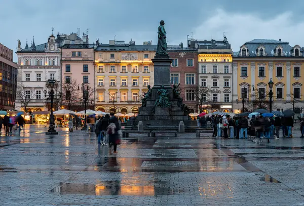 Krakow Polandia Maret 2024 Refleksi Cahaya Malam Dan Patung Alun — Stok Foto