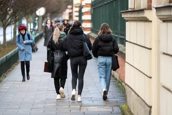 Krakow Polandia Maret 2024 Tiga Siswa Perempuan Yang Sedang Berjalan — Stok Foto