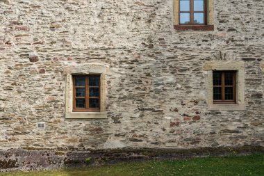 Longuich, Rhineland-Palatinate, Almanya - 23 Temmuz 2020 - Eski bir evin pürüzlü doğal taş duvarı