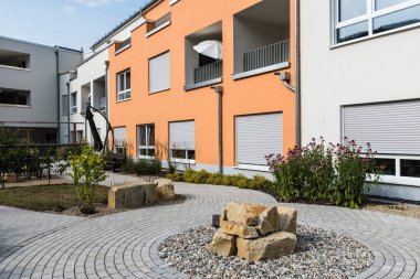 Kordel, Rhineland-Palatinate, Almanya, 20 Temmuz 2020 - Yaşlılar evinin ön bahçesi ve ön bahçesi